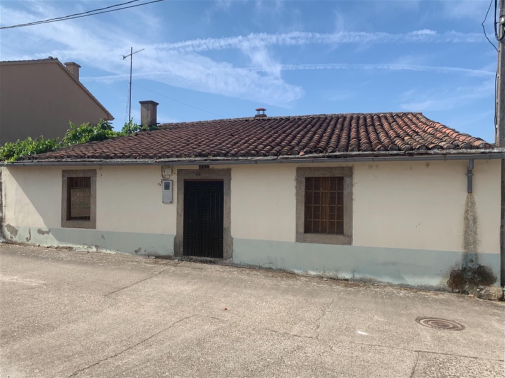 Vista exterior de Casa adosada en venda en Gallegos del Río amb Calefacció i Moblat
