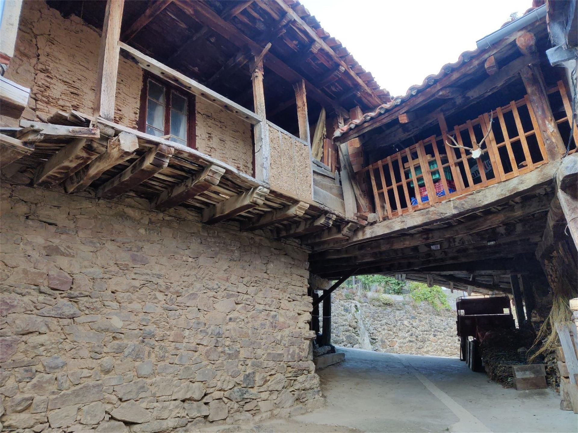 Vista exterior de Casa adosada en venda en Vega de Liébana amb Terrassa i Traster