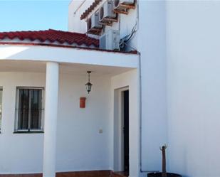 Vista exterior de Casa o xalet en venda en Chiclana de la Frontera amb Aire condicionat, Terrassa i Piscina