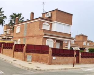 Vista exterior de Casa adosada en venda en Elche / Elx amb Aire condicionat, Terrassa i Balcó