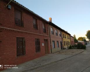 Vista exterior de Casa adosada en venda en Villafrades de Campos amb Terrassa