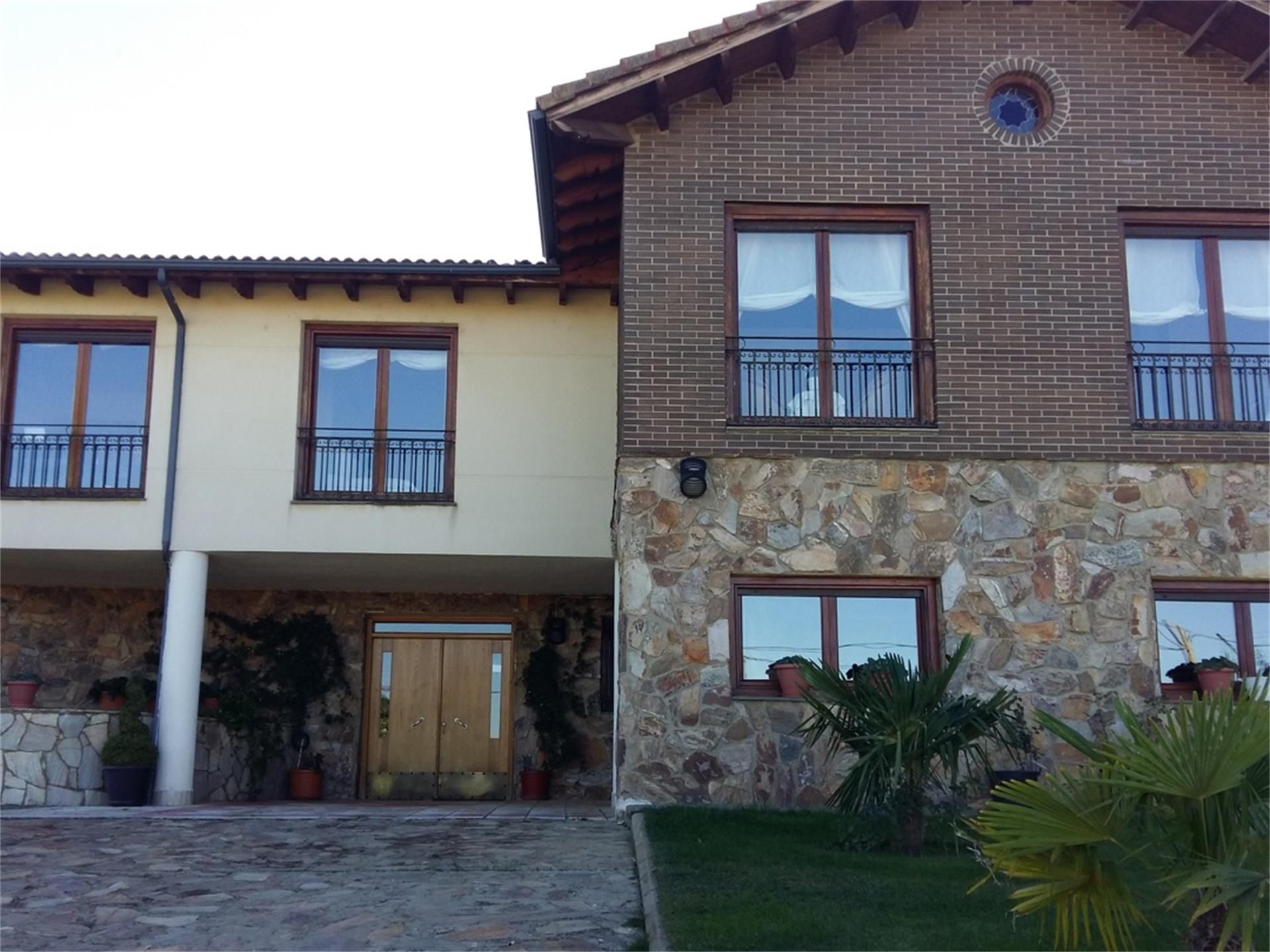 Vista exterior de Casa o xalet en venda en Santovenia de la Valdoncina amb Calefacció, Jardí privat i Parquet