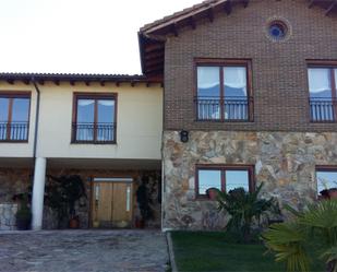 Vista exterior de Casa o xalet en venda en Santovenia de la Valdoncina amb Calefacció, Jardí privat i Parquet