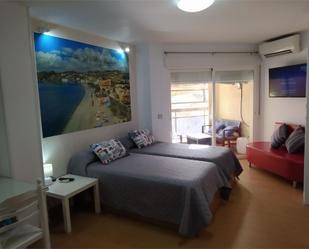 Dormitori de Apartament de lloguer en Almuñécar amb Aire condicionat, Terrassa i Piscina