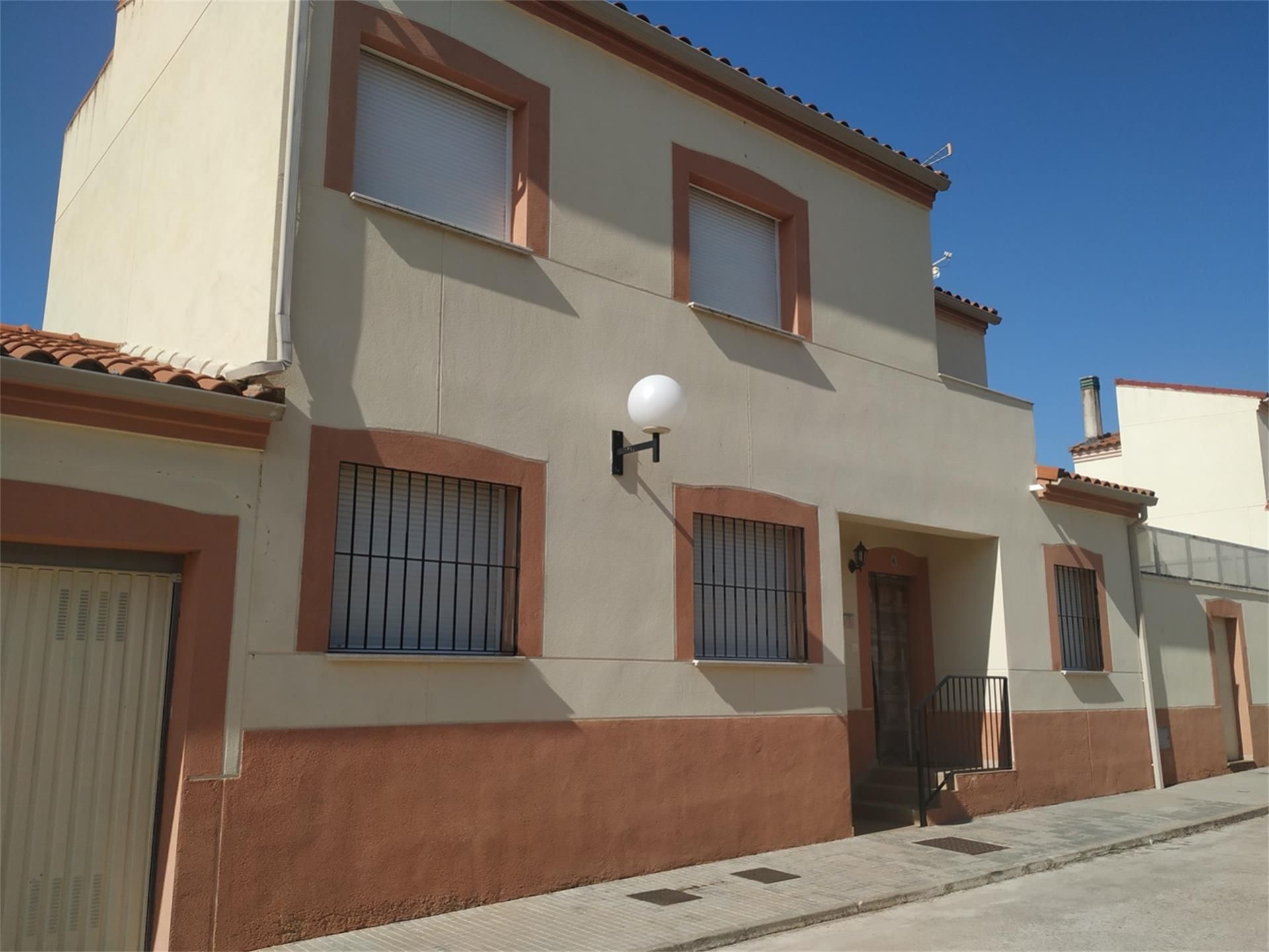 Vista exterior de Casa adosada en venda en Valdefuentes amb Calefacció, Terrassa i Traster