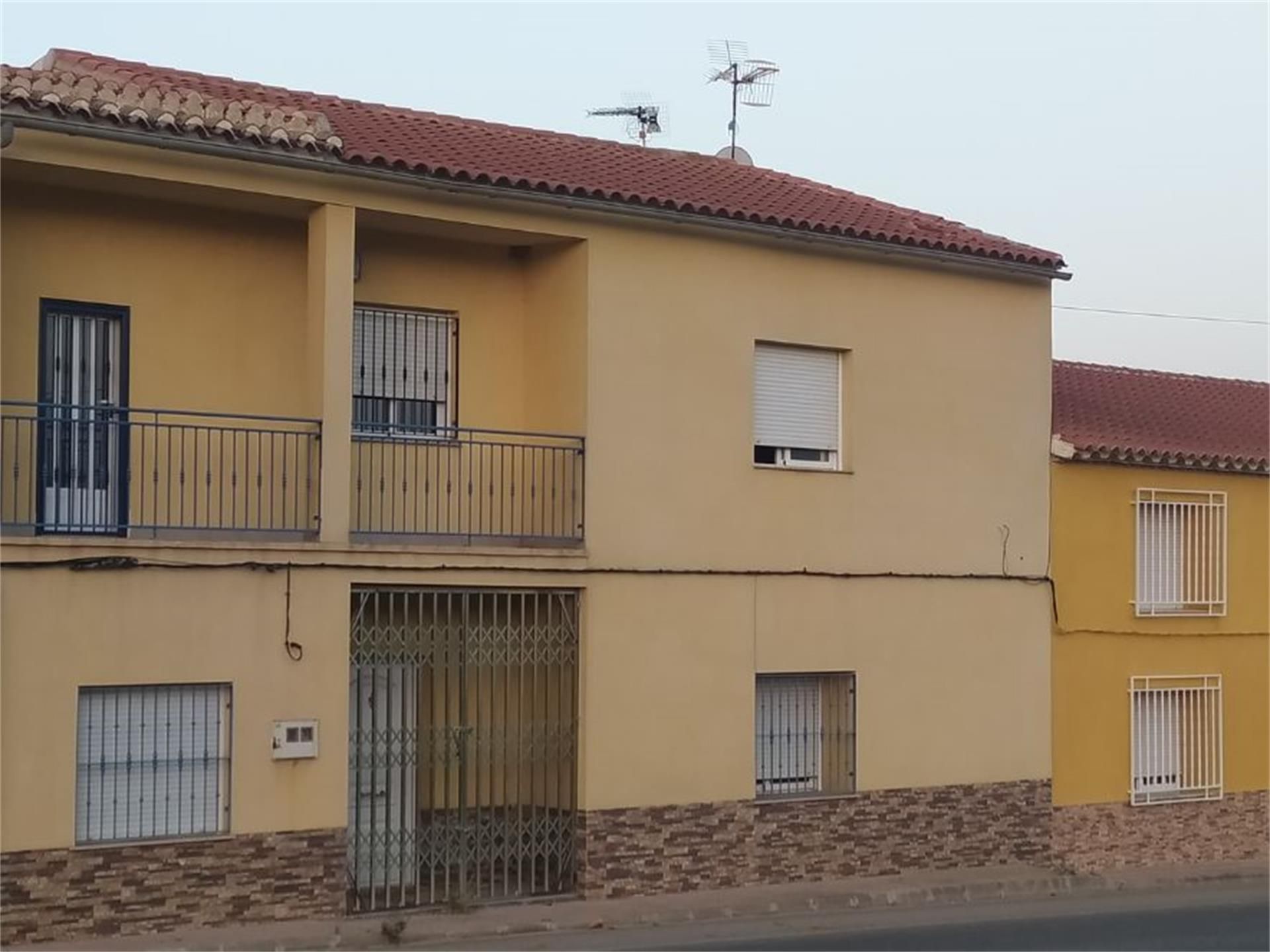 Vista exterior de Casa adosada en venda en Lorca amb Terrassa i Balcó