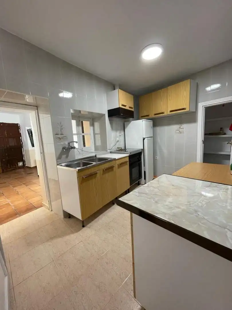 Cuina de Casa adosada en venda en Corrales del Vino amb Moblat, Forn i Rentadora