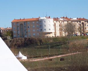 Vista exterior de Pis en venda en Valencia de Don Juan amb Balcó