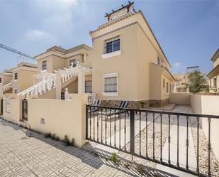 Vista exterior de Casa o xalet de lloguer en Orihuela amb Terrassa