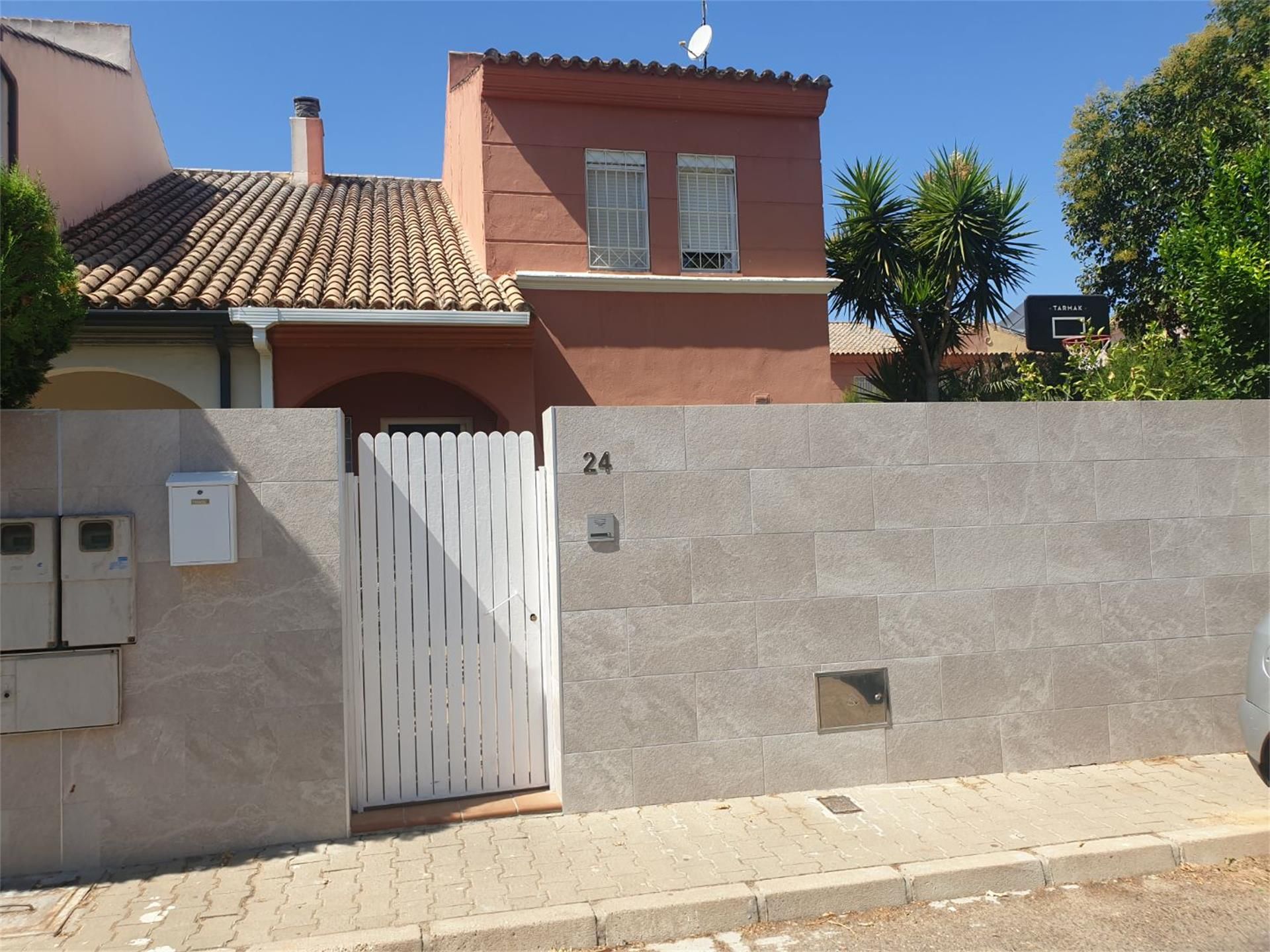 Vista exterior de Casa o xalet en venda en Mairena del Aljarafe amb Aire condicionat, Calefacció i Jardí privat