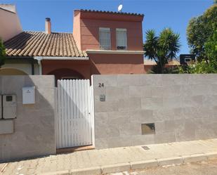 Exterior view of Single-family semi-detached for sale in Mairena del Aljarafe  with Air Conditioner, Heating and Private garden