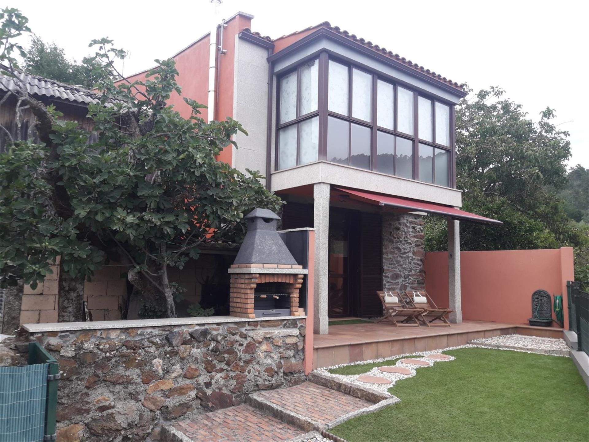 Vista exterior de Casa adosada en venda en Ribadavia amb Calefacció, Jardí privat i Parquet