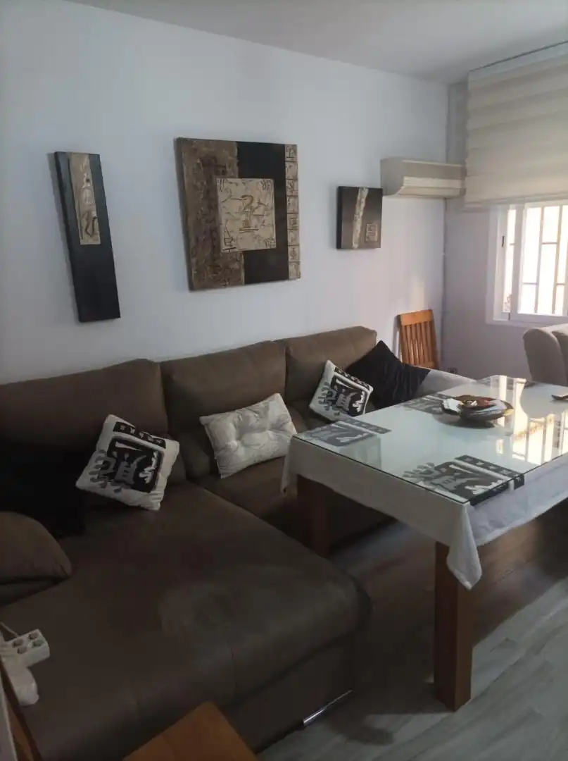 Casa adosada en venda a Felguera, Arrayanes Sala d'estar de Casa adosada en venda en Linares amb Aire condicionat, Calefacció i Terrassa