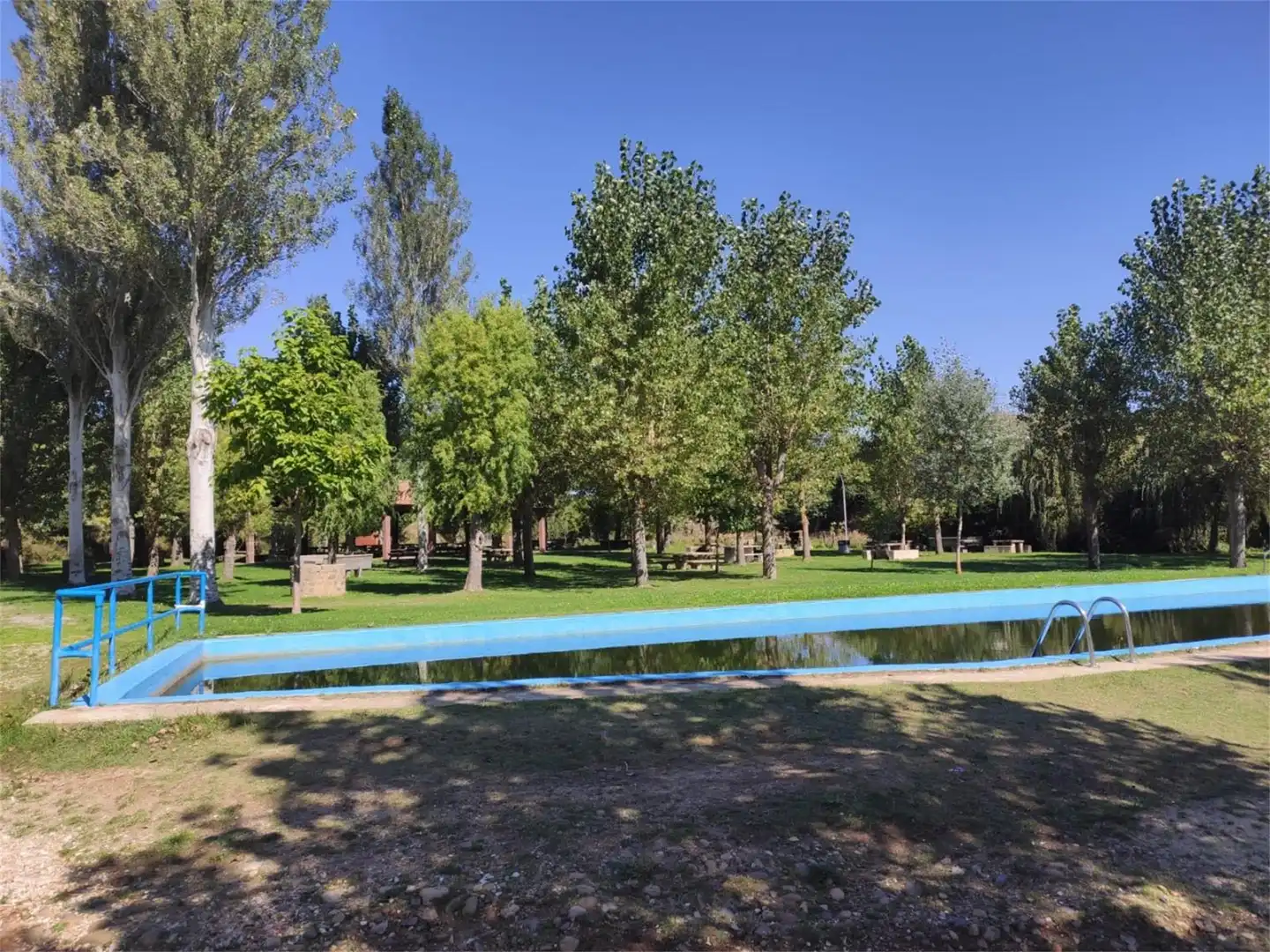 Schwimmbecken von Einfamilien-Reihenhaus zum Verkauf in Pino del Río