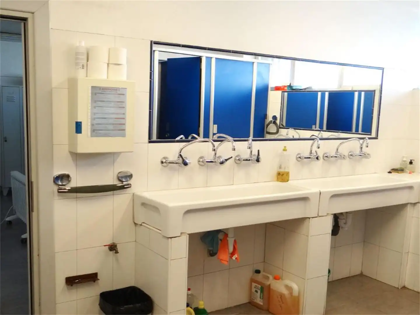 Badezimmer von Fabrikhallen zum Verkauf in Loiu mit Klimaanlage und Heizung