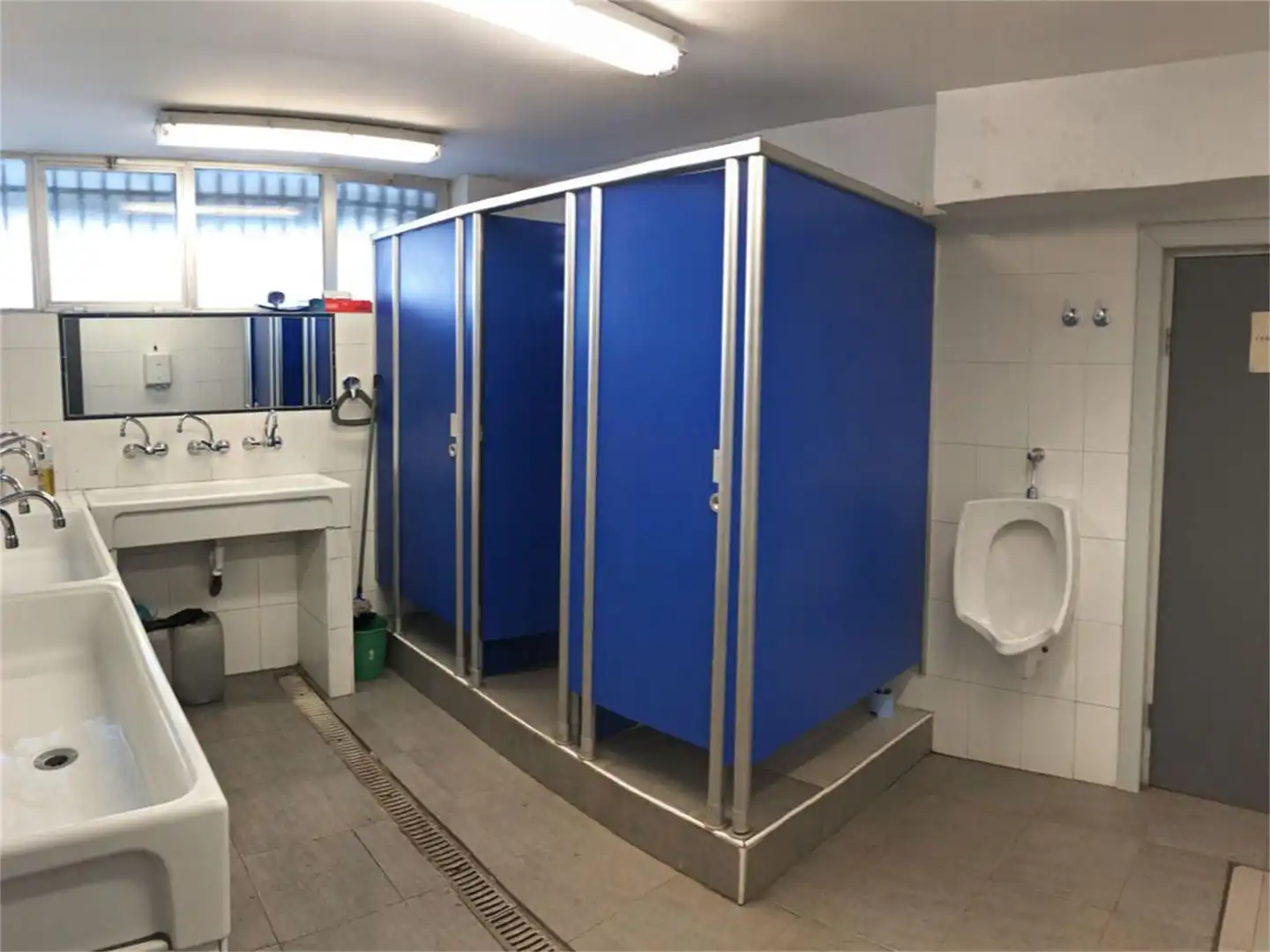 Badezimmer von Fabrikhallen zum Verkauf in Loiu mit Klimaanlage und Heizung