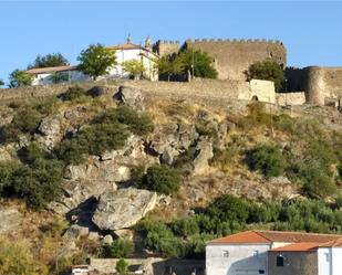 Vista exterior de Casa adosada en venda en Montánchez amb Terrassa i Moblat