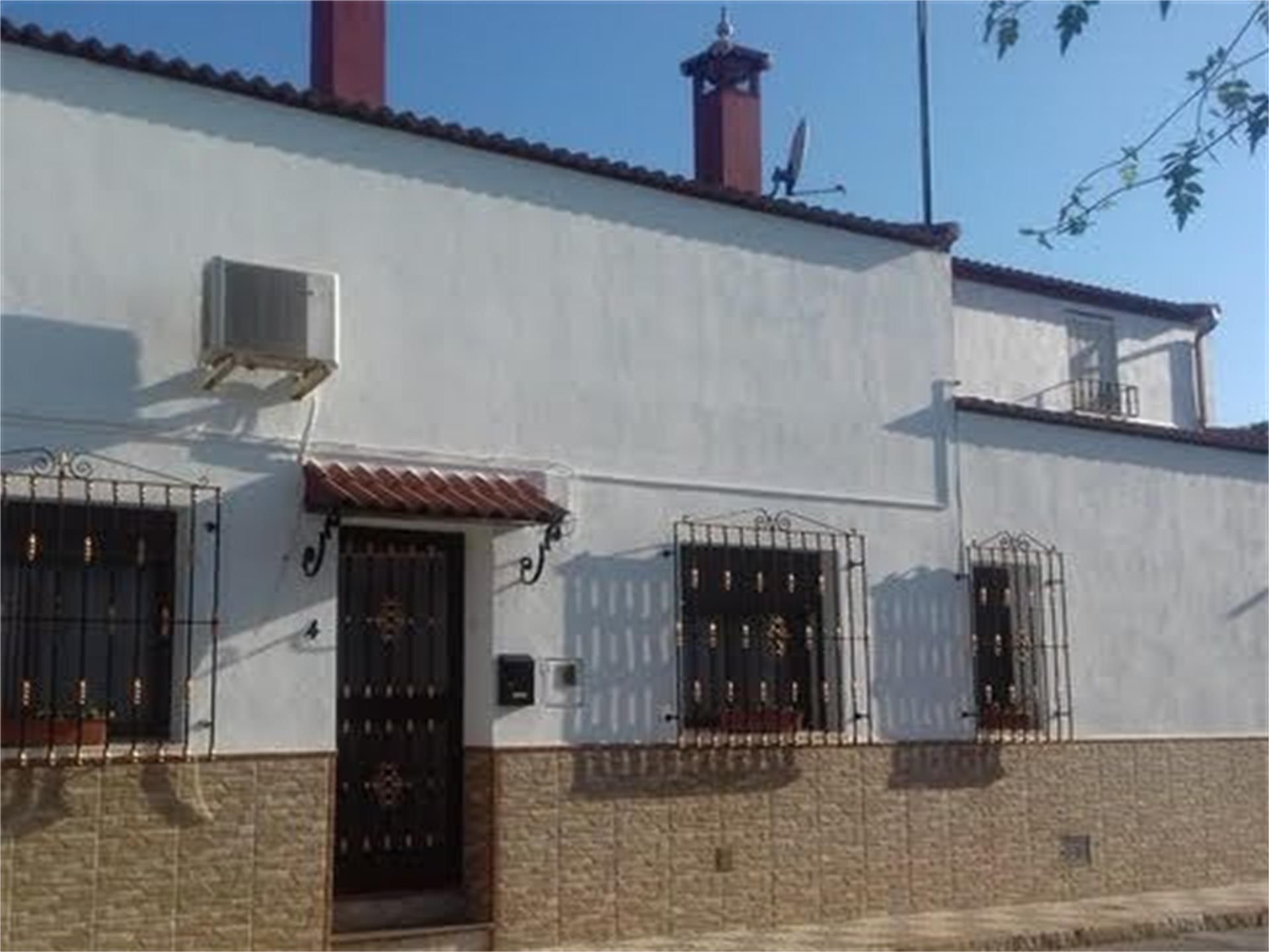 Vista exterior de Casa adosada en venda en Hornachuelos amb Terrassa, Traster i Forn