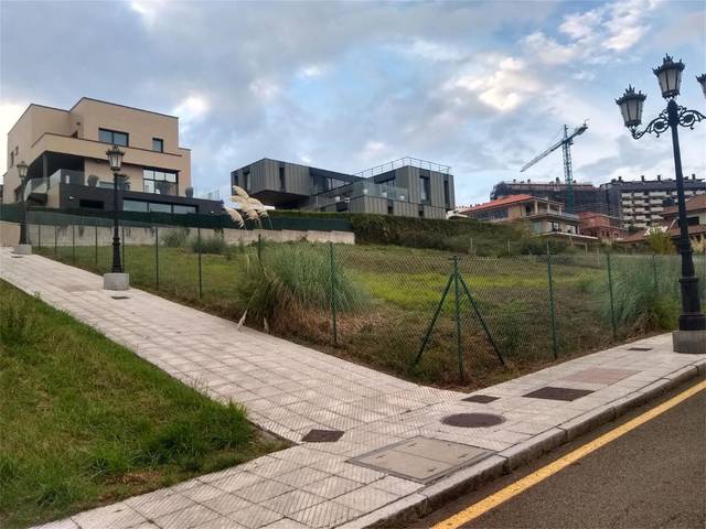 Terreno urbanizable en Venta en Calle Langreo en Montecerrao