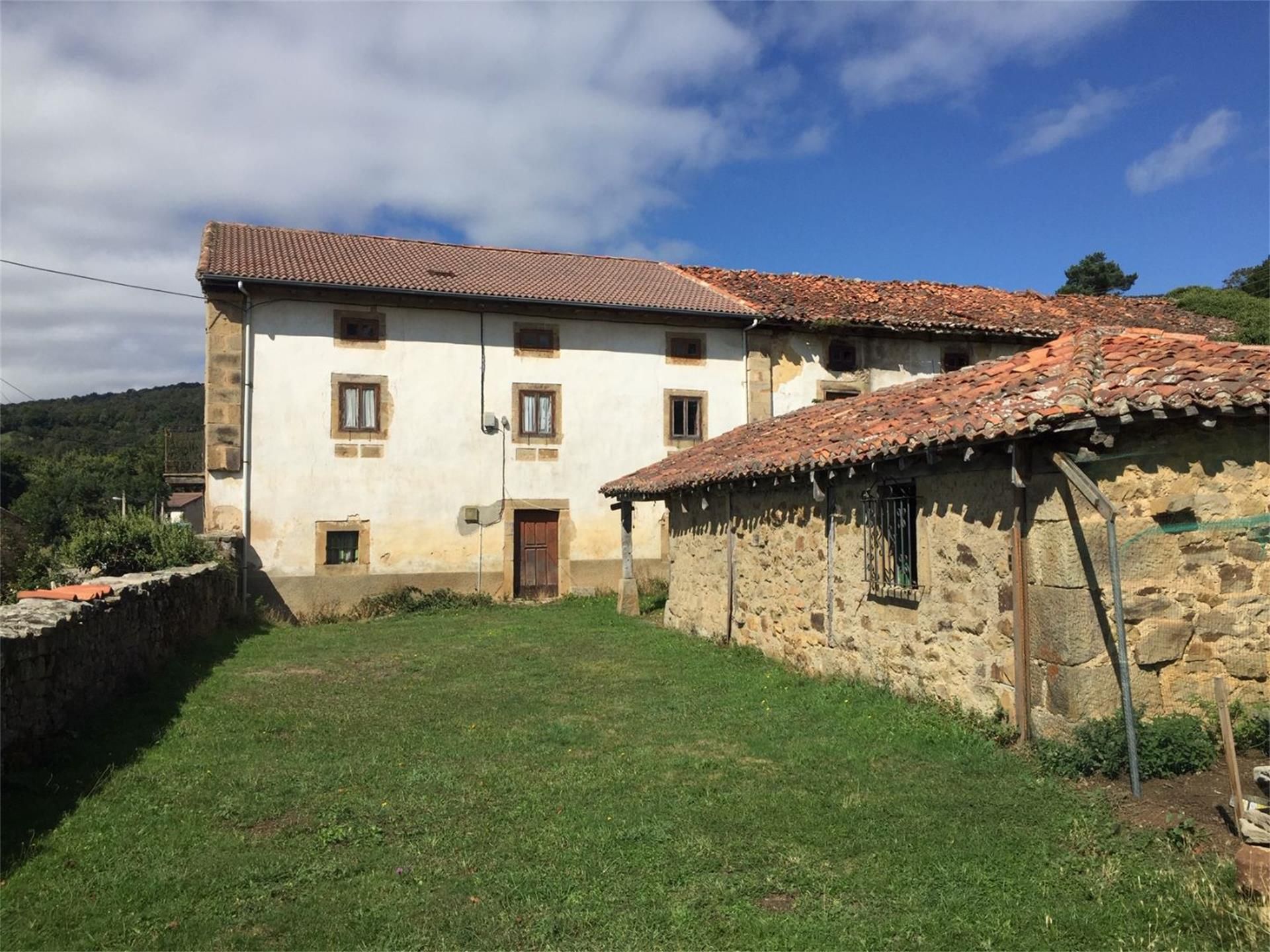 Vista exterior de Finca rústica en venda en Campoo de Yuso amb Jardí privat, Traster i Balcó