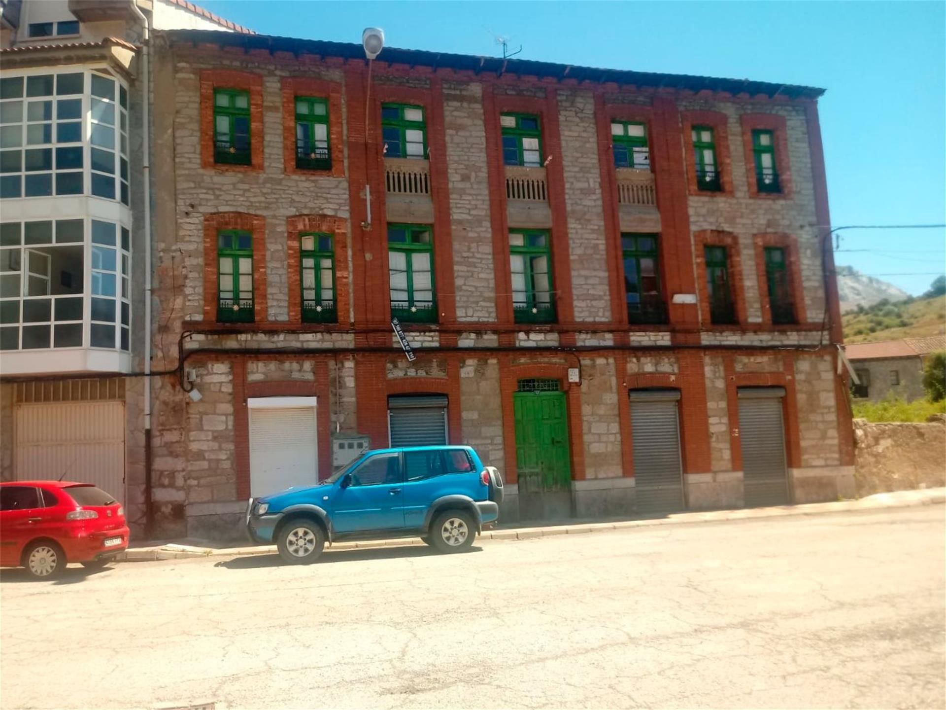 Vista exterior de Casa adosada en venda en Villamanín amb Jardí privat