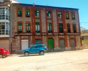 Vista exterior de Casa adosada en venda en Villamanín amb Jardí privat