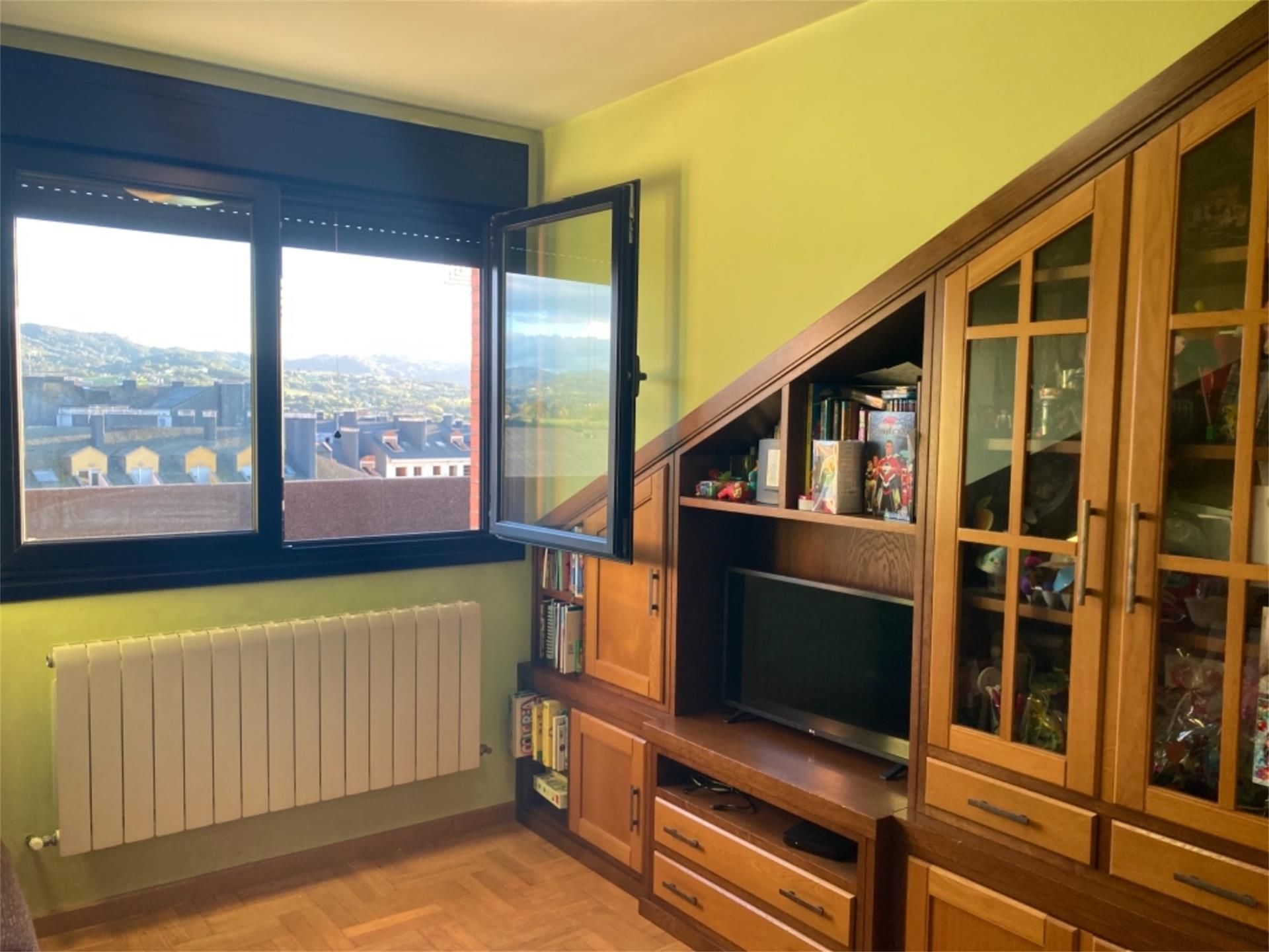 Sala d'estar de Pis en venda en Siero amb Calefacció, Parquet i Moblat