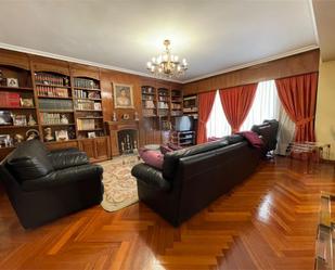 Sala d'estar de Casa o xalet en venda en  Madrid Capital amb Aire condicionat i Terrassa