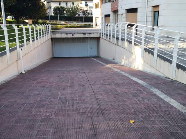 Garaje en Alquiler en Calle Joaquín Achúcarro en Negurigane - Peruri