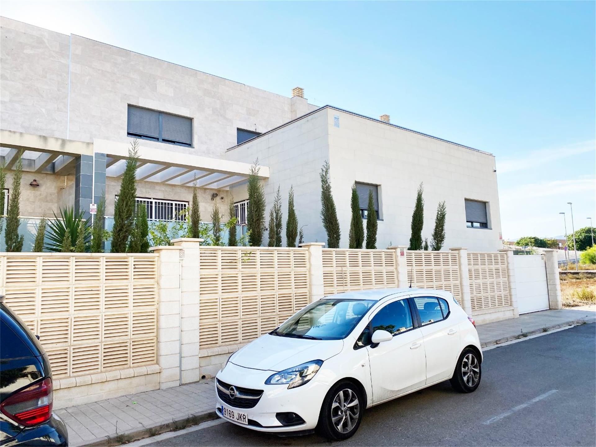 Vista exterior de Dúplex en venda en  Almería Capital amb Aire condicionat, Calefacció i Jardí privat