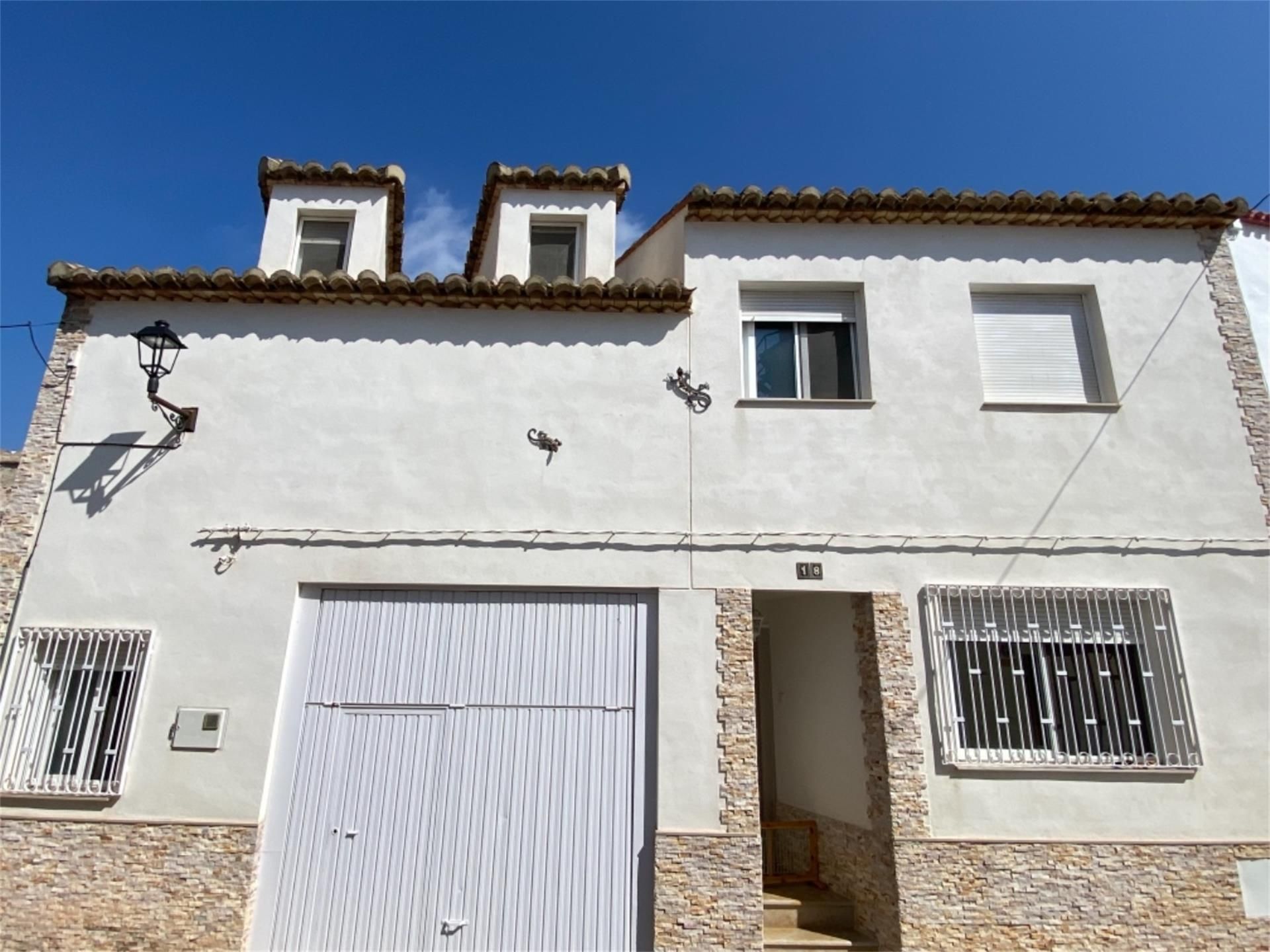 Exterior view of Single-family semi-detached for sale in Yátova  with Air Conditioner, Heating and Terrace