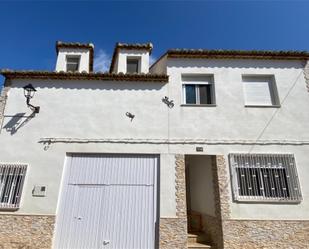 Vista exterior de Casa adosada en venda en Yátova amb Aire condicionat, Terrassa i Balcó