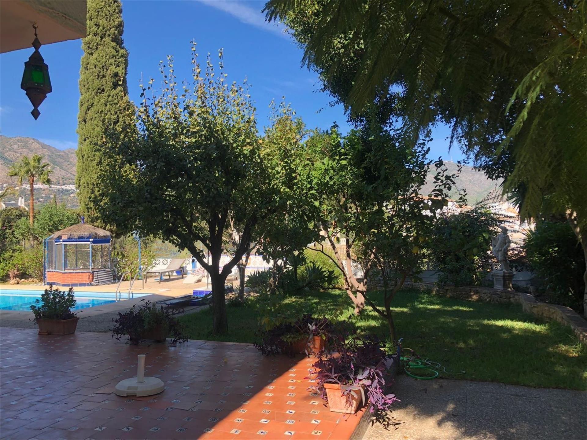 Vista exterior de Casa o xalet en venda en Mijas amb Aire condicionat, Piscina i Balcó