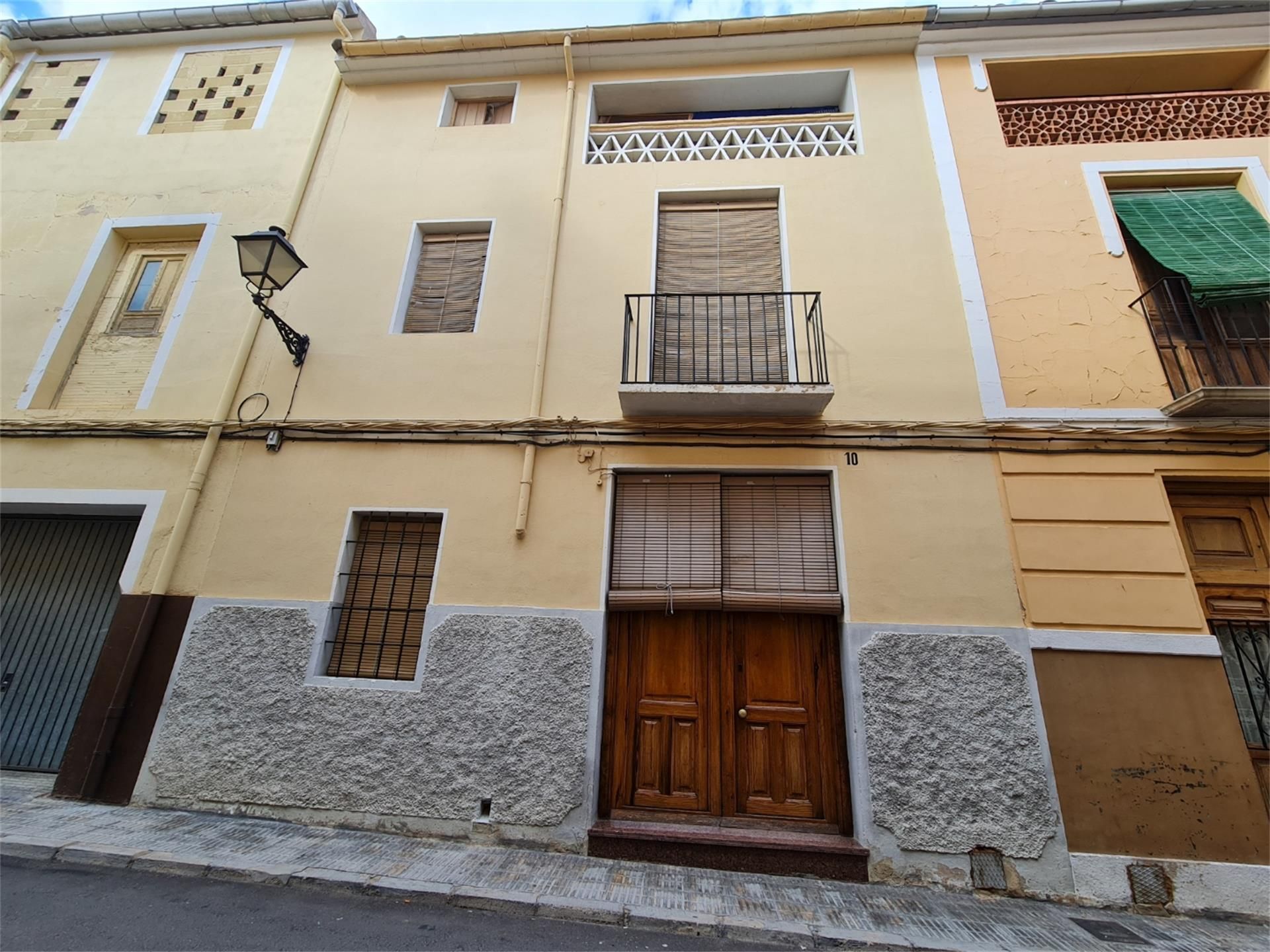 Vista exterior de Casa adosada en venda en Ayora amb Jardí privat