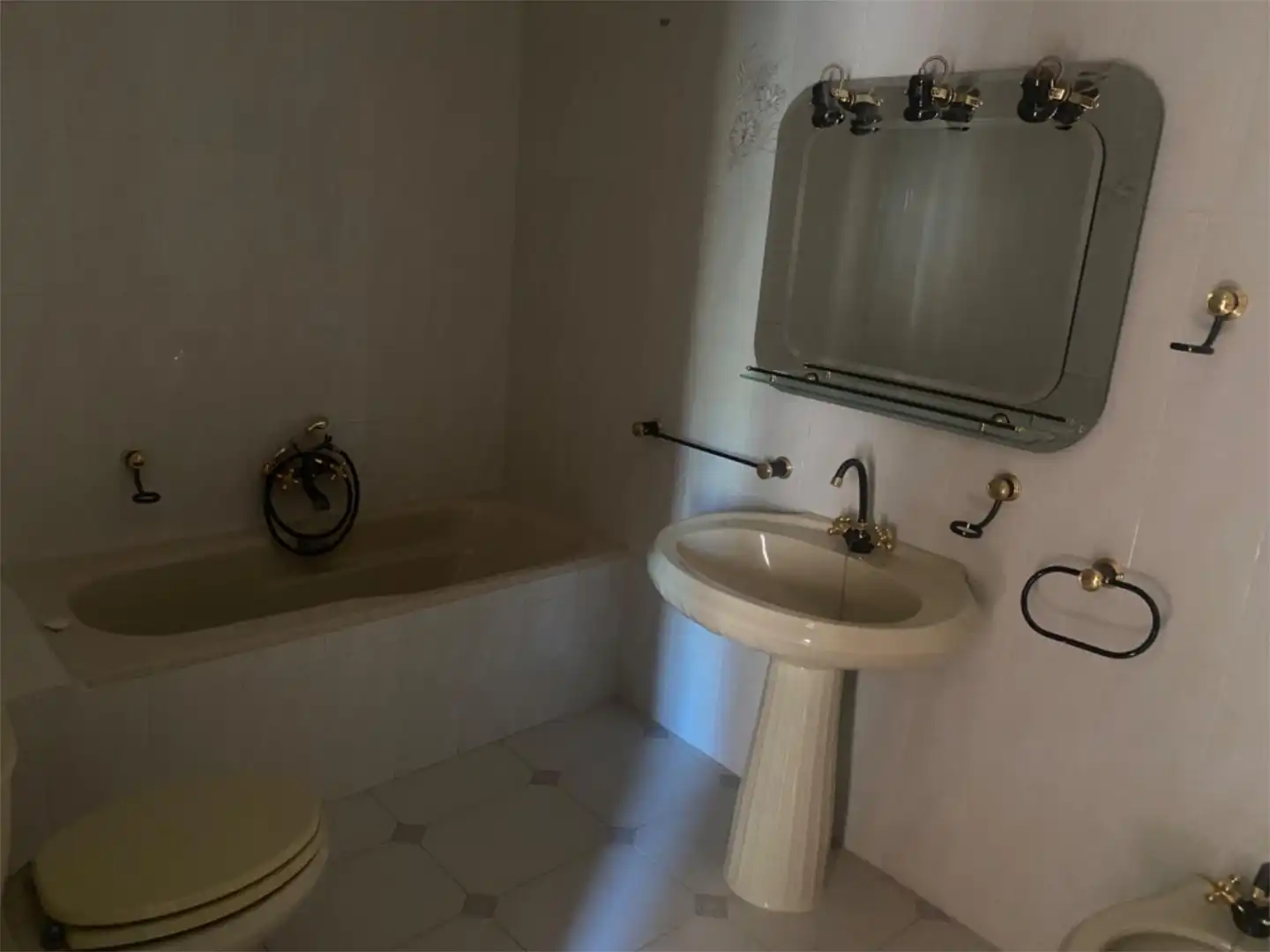 Piso en venta en Paseo de Fuera, Madrigal de las Altas Torres Baño de Piso en venta en Madrigal de las Altas Torres con Calefacción y Terraza