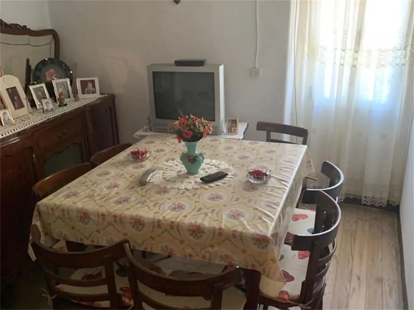 Esszimmer von Einfamilien-Reihenhaus zum Verkauf in Viana do Bolo mit Privatgarten, Abstellraum und Möbliert