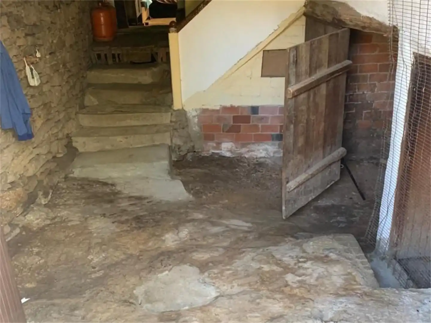 Einfamilien-Reihenhaus zum Verkauf in Viana do Bolo mit Privatgarten, Abstellraum und Möbliert