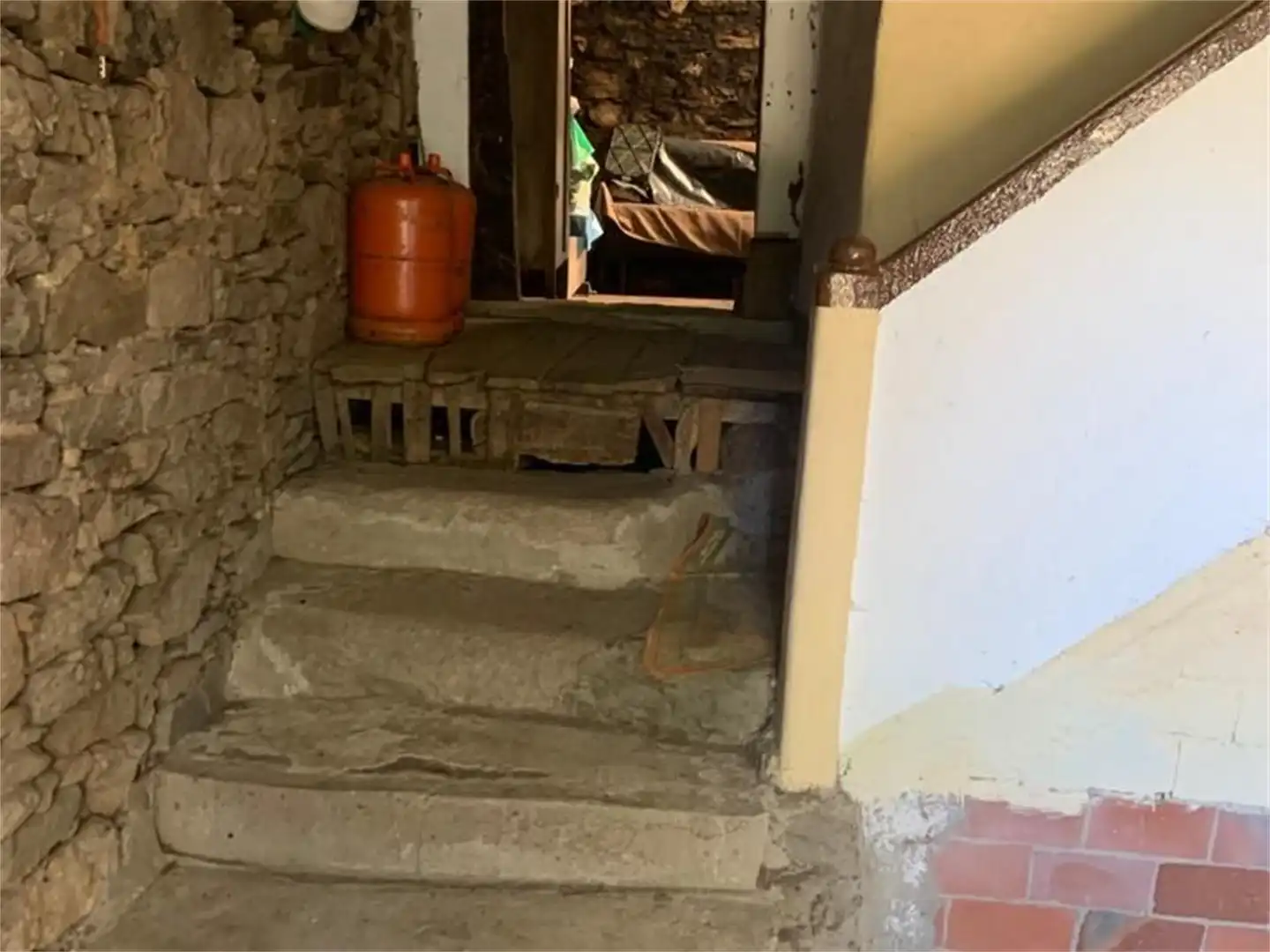 Einfamilien-Reihenhaus zum Verkauf in Viana do Bolo mit Privatgarten, Abstellraum und Möbliert