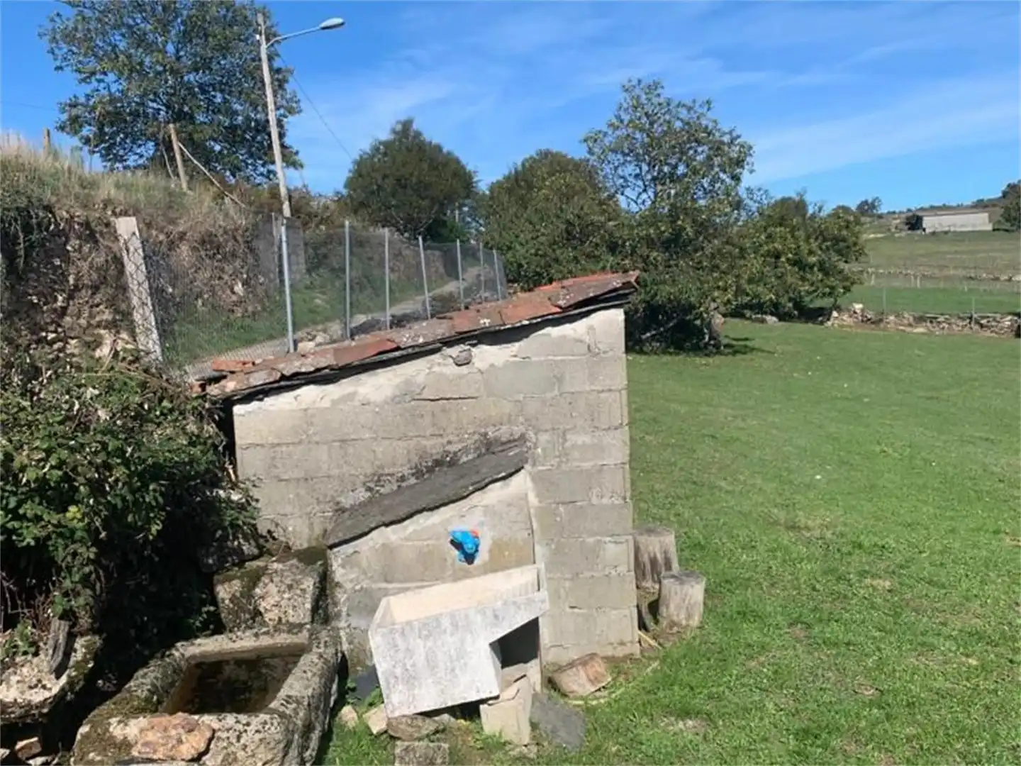 Außenansicht von Einfamilien-Reihenhaus zum Verkauf in Viana do Bolo mit Privatgarten, Abstellraum und Möbliert