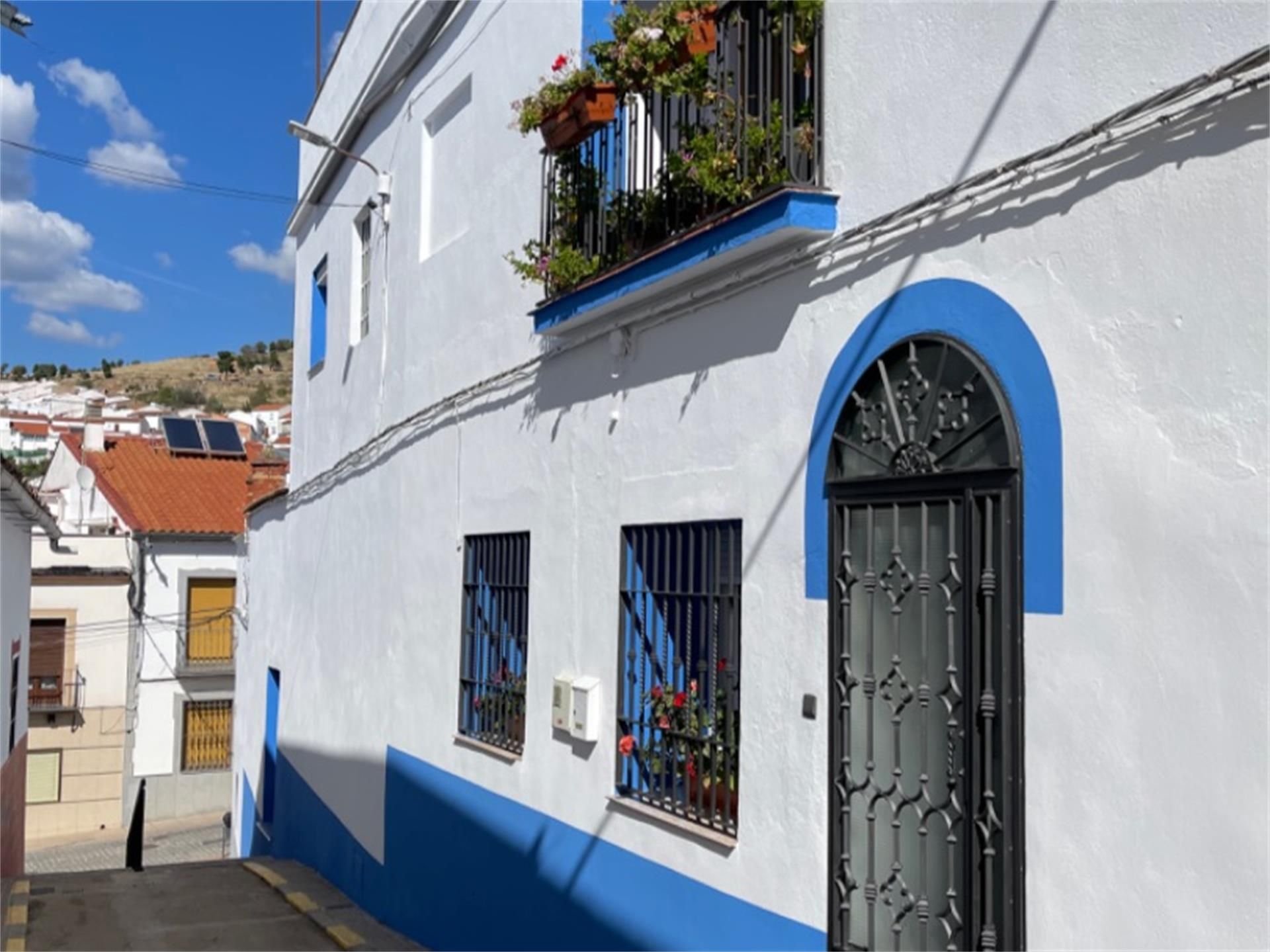 Vista exterior de Casa adosada en venda en Espiel amb Aire condicionat, Jardí privat i Terrassa