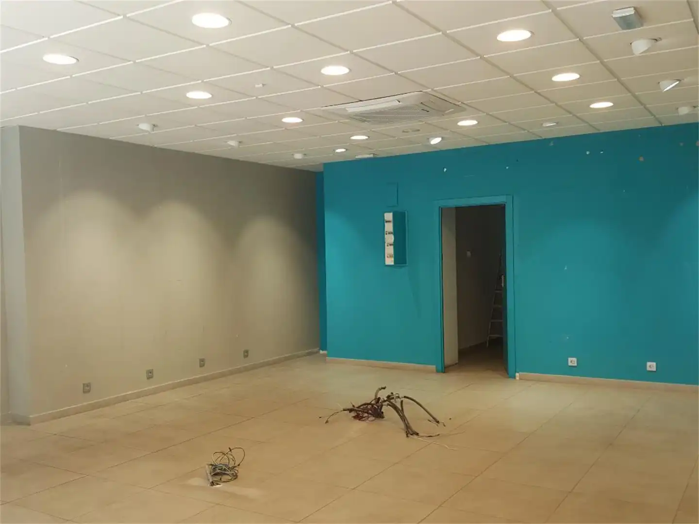 Commercial properties for rent in Calle de Alcalá, 319, Quintana Commercial properties for rent in Madrid with Air Conditioner and Heating