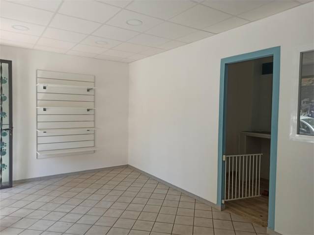 Local comercial en Alquiler en Calle Pintor Racionero Castro en Santa Rosa - Valdeolleros