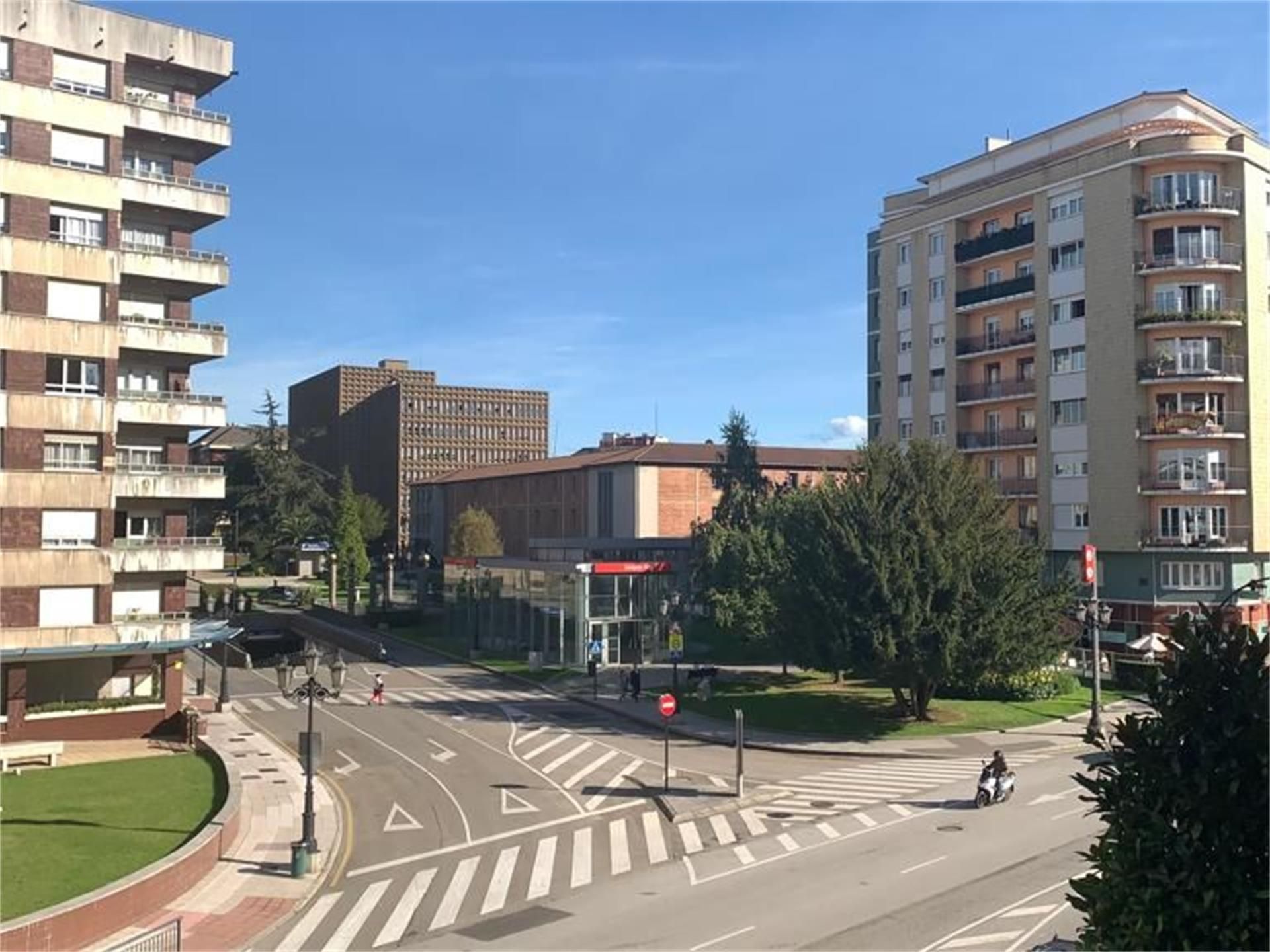 Vista exterior de Pis en venda en Oviedo  amb Calefacció, Parquet i Terrassa