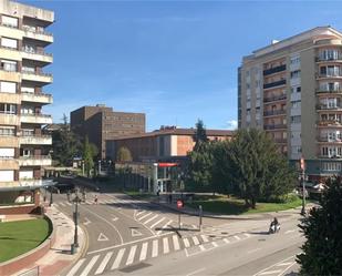 Vista exterior de Pis en venda en Oviedo  amb Terrassa i Balcó