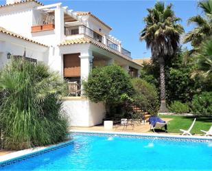 Vista exterior de Casa o xalet de lloguer en El Portil amb Aire condicionat, Terrassa i Piscina