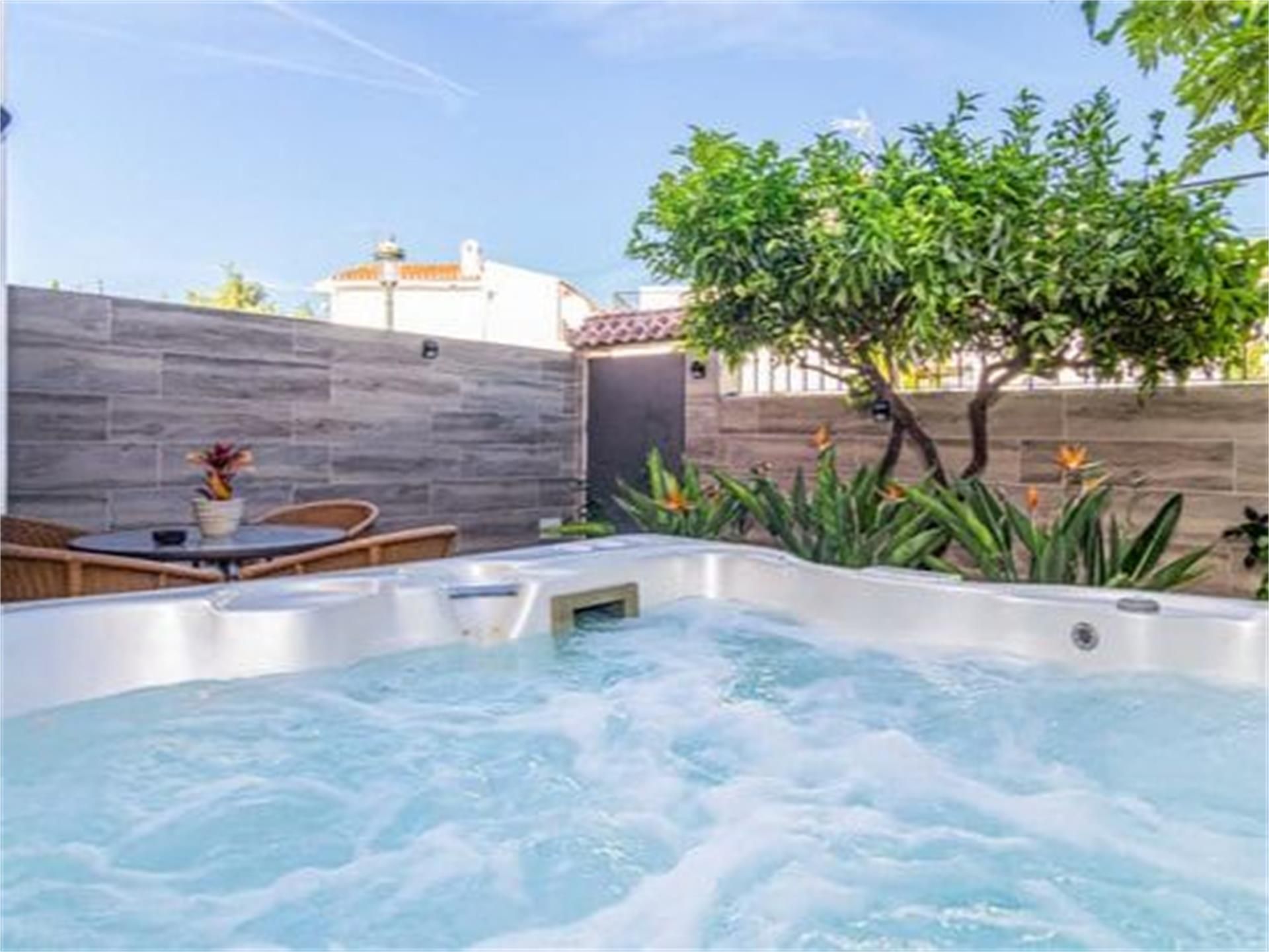 Garden of House or chalet for sale in Nerja  with Air Conditioner, Terrace and Storage room