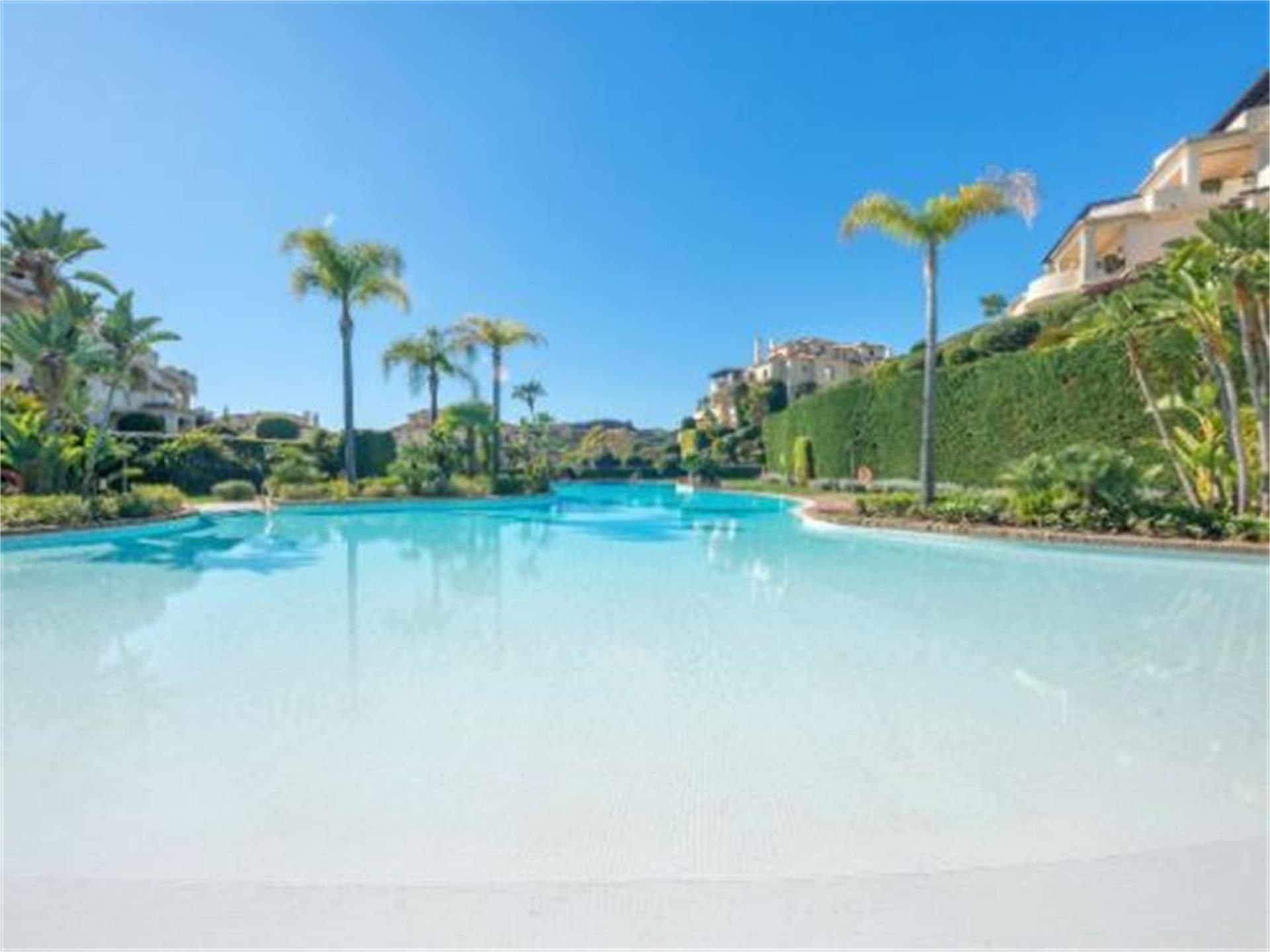 Piscina de Pis en venda en Benahavís amb Aire condicionat, Terrassa i Piscina