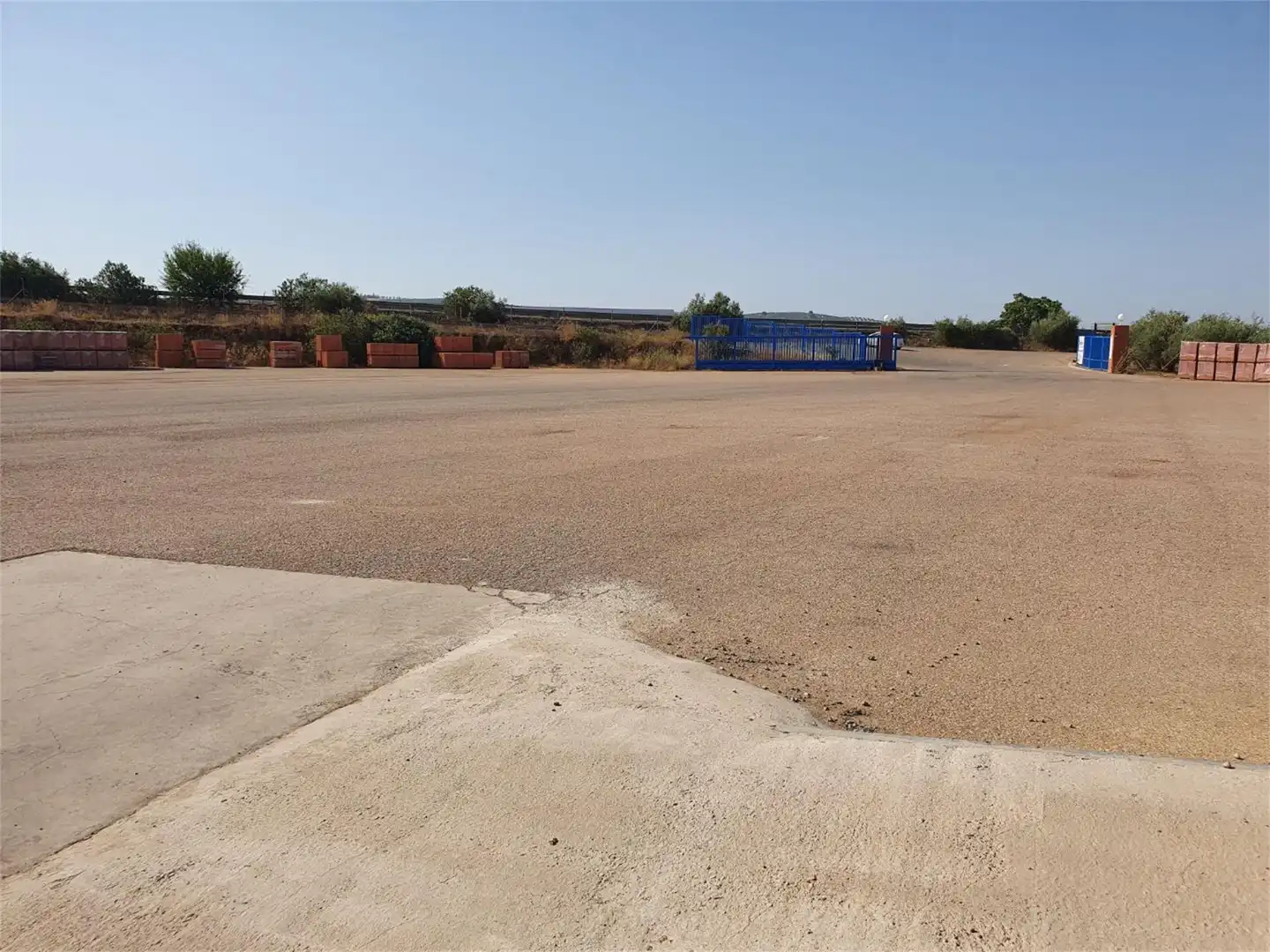 Industrial buildings for rent in Bailén Parking of Industrial buildings for rent in Bailén