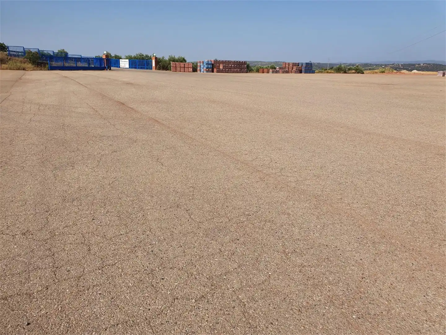 Industrial buildings for rent in Bailén Parking of Industrial buildings for rent in Bailén