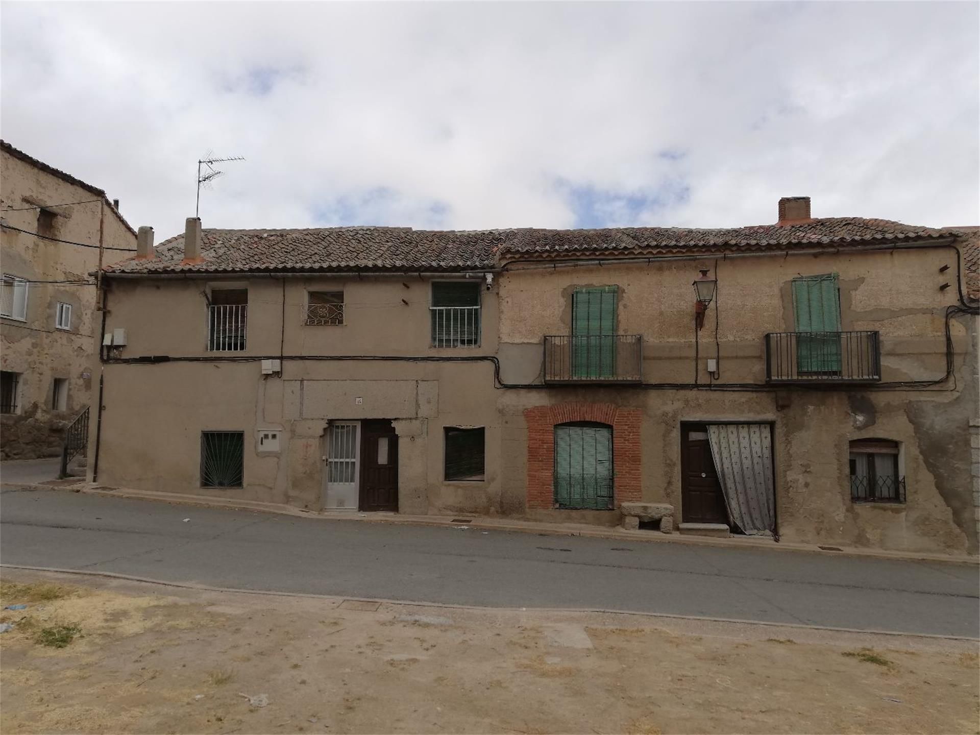 Vista exterior de Casa adosada en venda en Villacastín amb Jardí privat